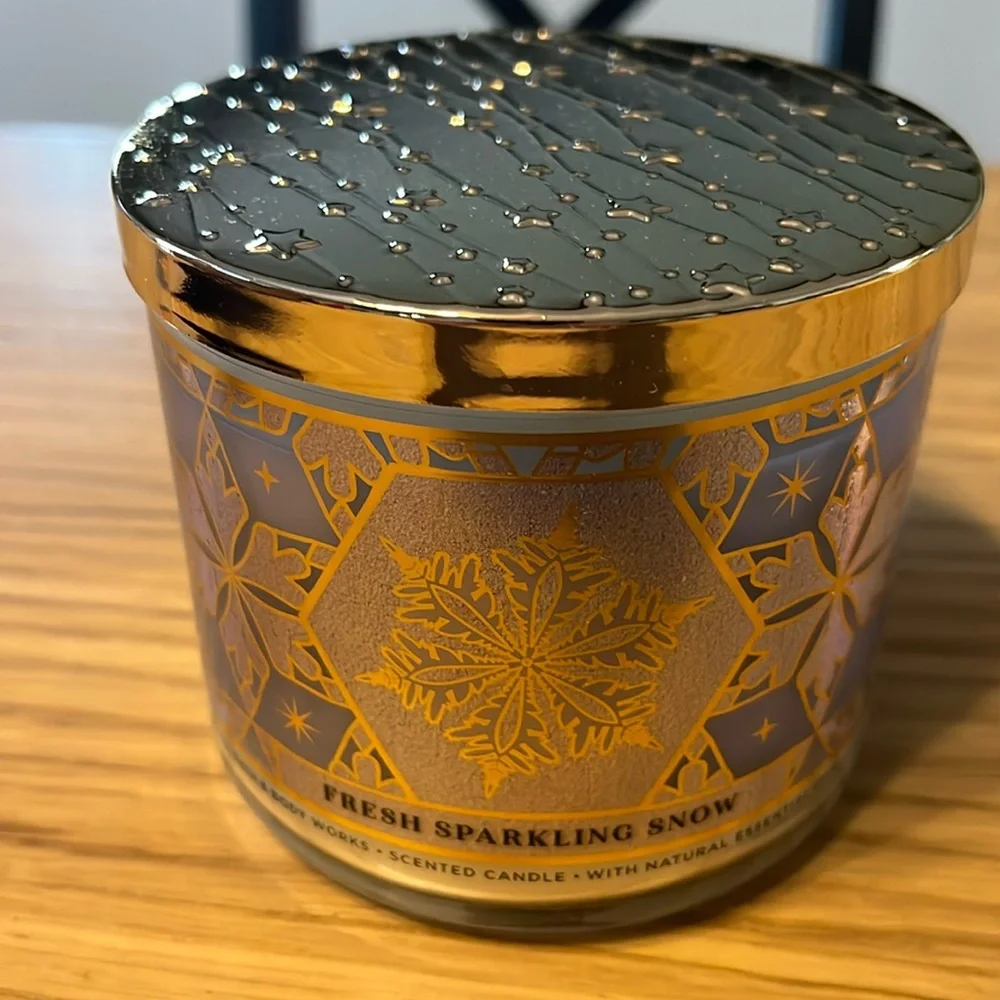 Bath & Body Works 3 Wick Candle. Fresh Sparkling Snow.